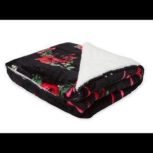 VICTORIA'S SECRET
Cozy Plush Floral Blanket